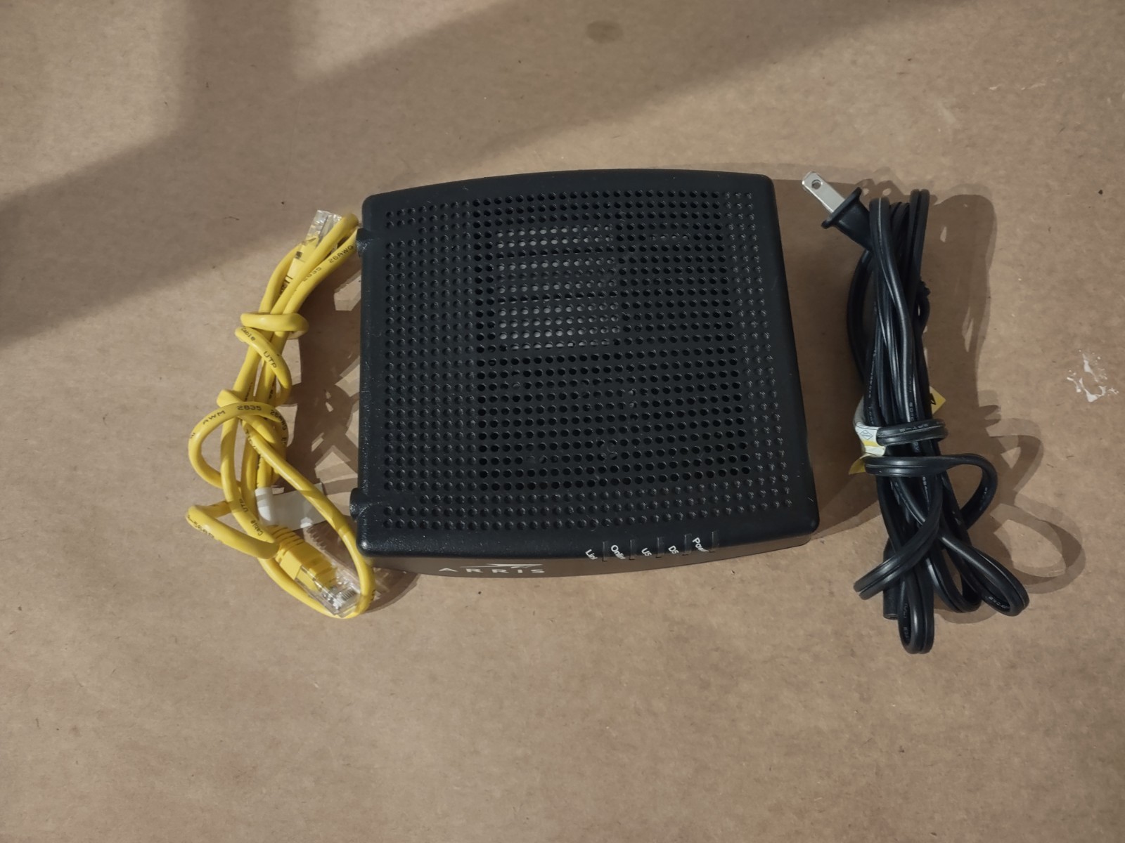 Arris CM820A with/Power Cable And Ethernet Cord Free Shipping