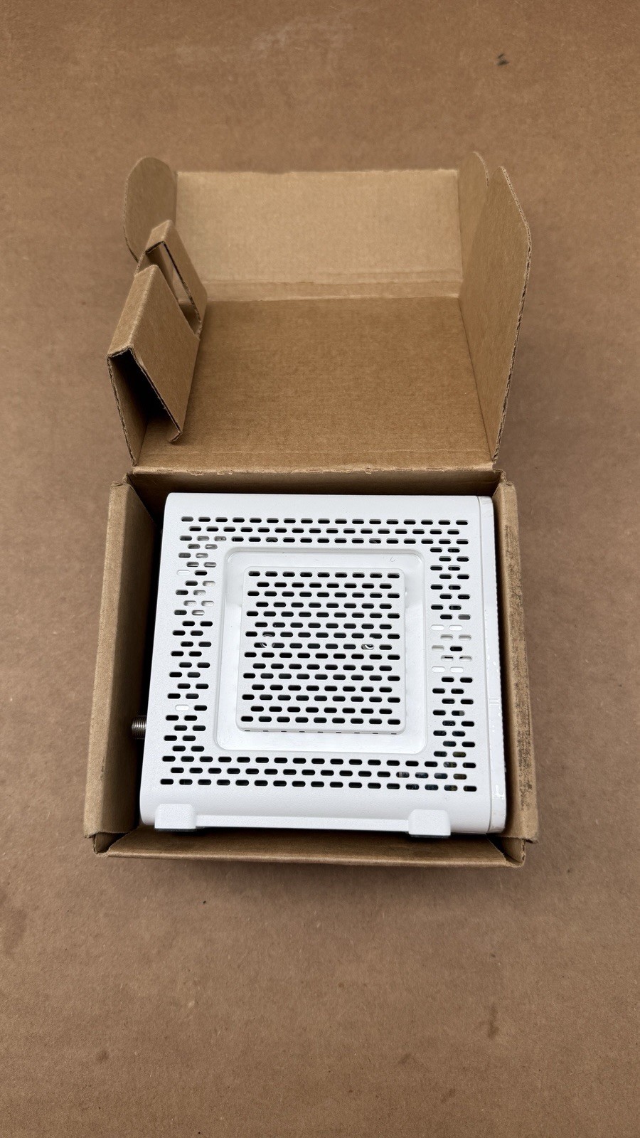 ARRIS SURFboard SB8200 DOCSIS 3.1 white Cable Modem computer Internet gaming