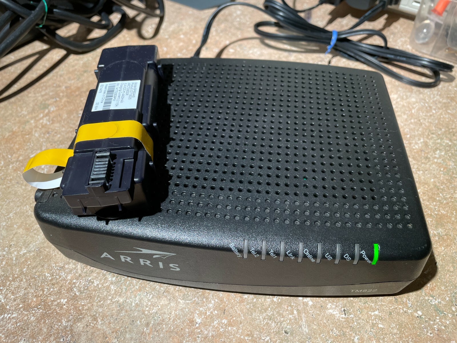 arris tm822g cable modem DOCSIS 3.0 8×4 (with a rechargable battery BPB044S)