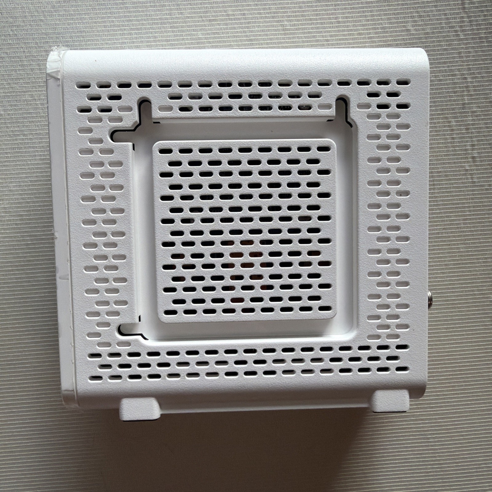 ARRIS – SURFboard SB8200 32 x 8 DOCSIS 3.1 Gig-Speed Cable Modem – White READ
