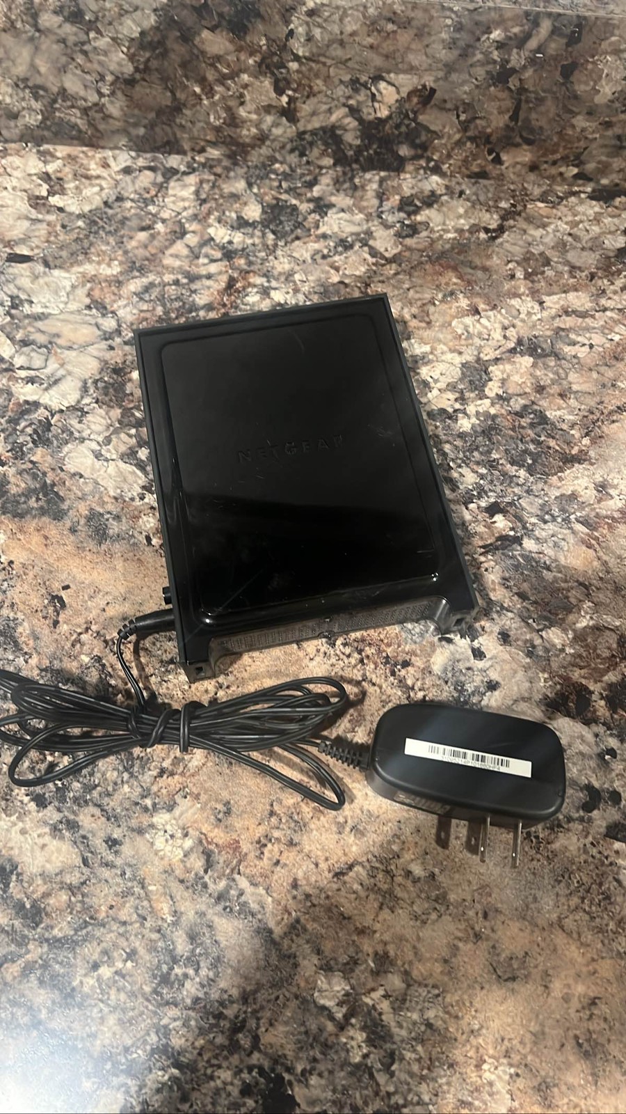 NETGEAR N300 WiFi Router WNR2000 v2 4-Port w/ Adapter