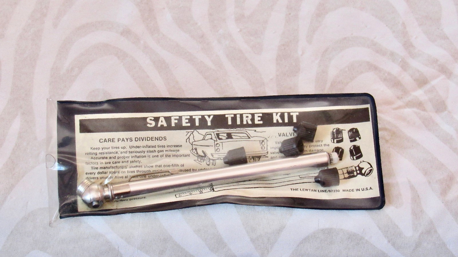 New Vintage US Robotics Tire Pressure Gauge and valve caps in Original Case USA
