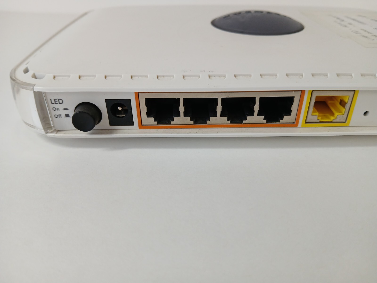 Kit Hughes HN9000 Satellite Modem and WiFi NETGEAR WPN824 Router with PS, cables