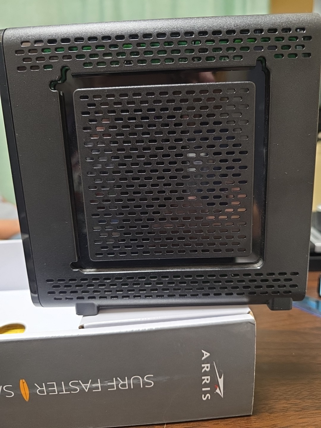 ARRIS SURFboard SBG10 DOCSIS 3.0 16×4 Gigabit Cable Modem & AC1600 Wi-Fi 5 (New)