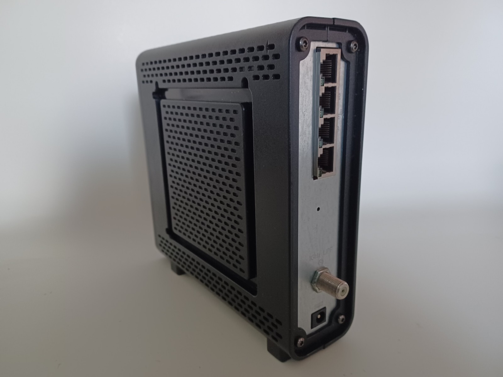 Motorola SBG6580 SURFboard 343 Mbps 4 Port Gigabit Cable Modem
