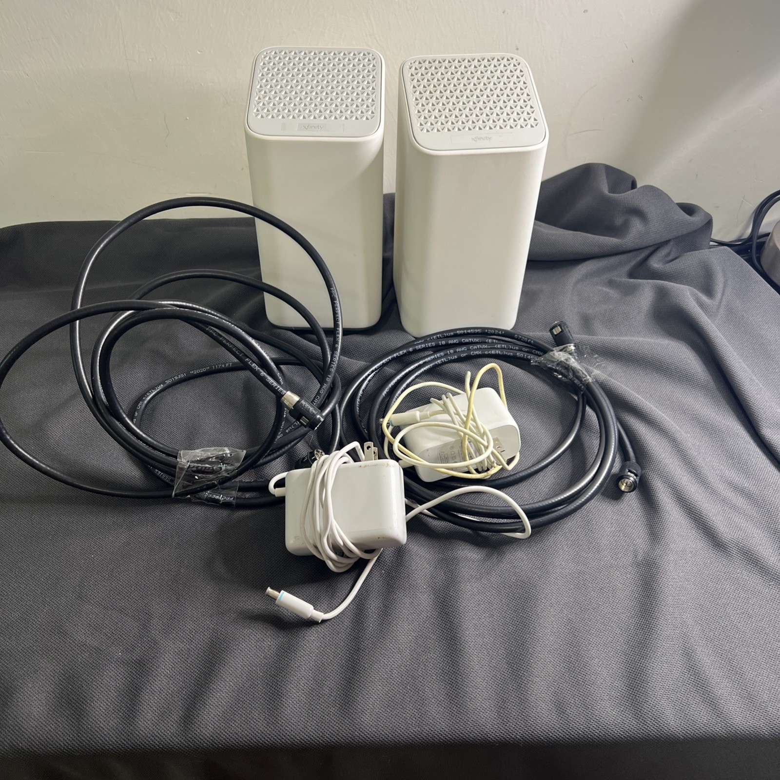 2 PCs Comcast Xfinity XB7-T Modems WiFi Router W OEM Power Adapter and Coax Cab
