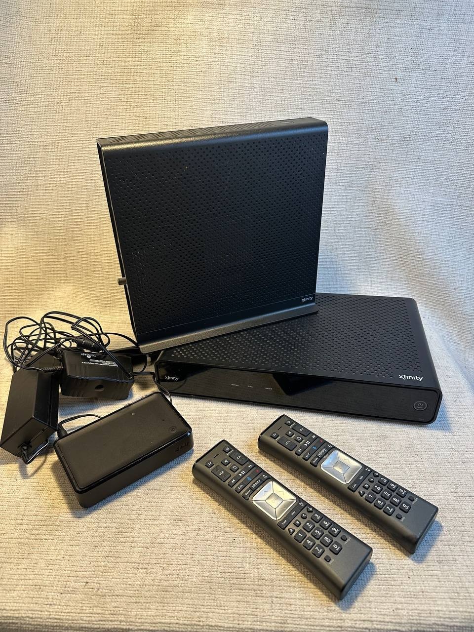 Xfinity Comcast Cable Modem ARRIS TG1682G TV Box XR11 Remotes Lot 015/2 181