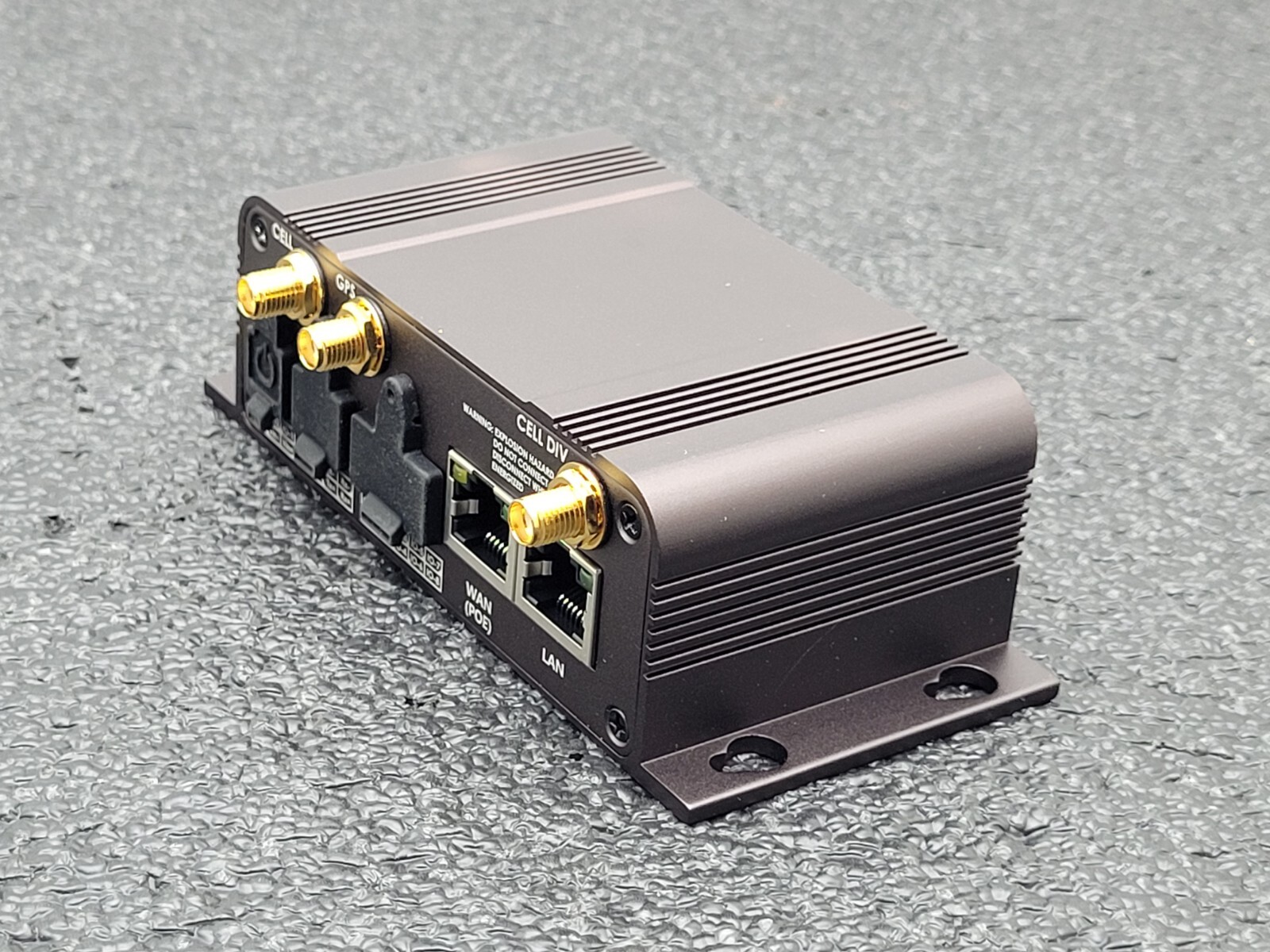 Microhard IPn4Gii-NA 4G LTE Dual SIM Dual Ethernet Serial USB Gateway POE