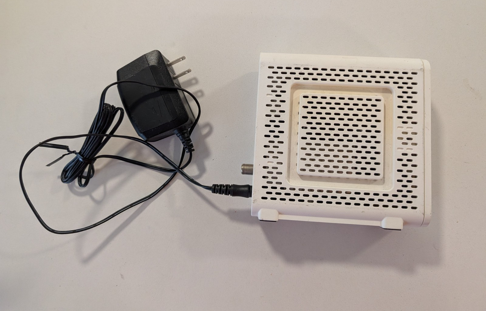 ARRIS SURFboard SB8200 DOCSIS 3.1 Gigabit Cable Modem (Includes Power Adapter)