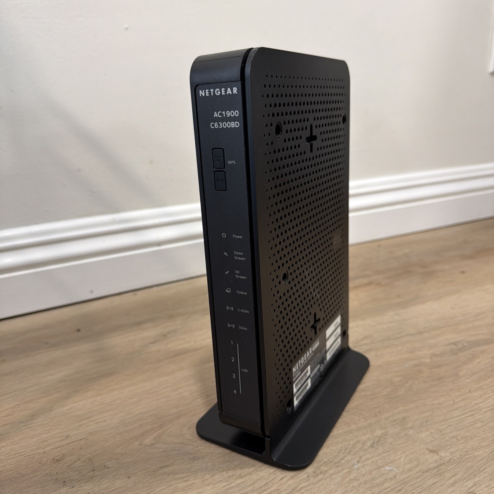 NETGEAR C6300BD AC1900 DOCSIS 3.0 Cable Modem WiFi Router with Stand K8