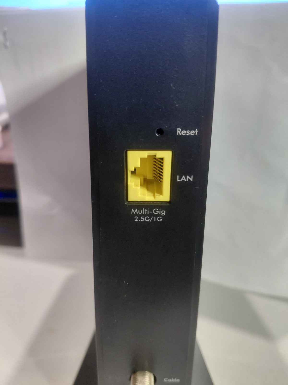 NETGEAR Nighthawk Cable Modem CM2000 2.5Gb + LINKSYS EA6400 wifi router AC1600