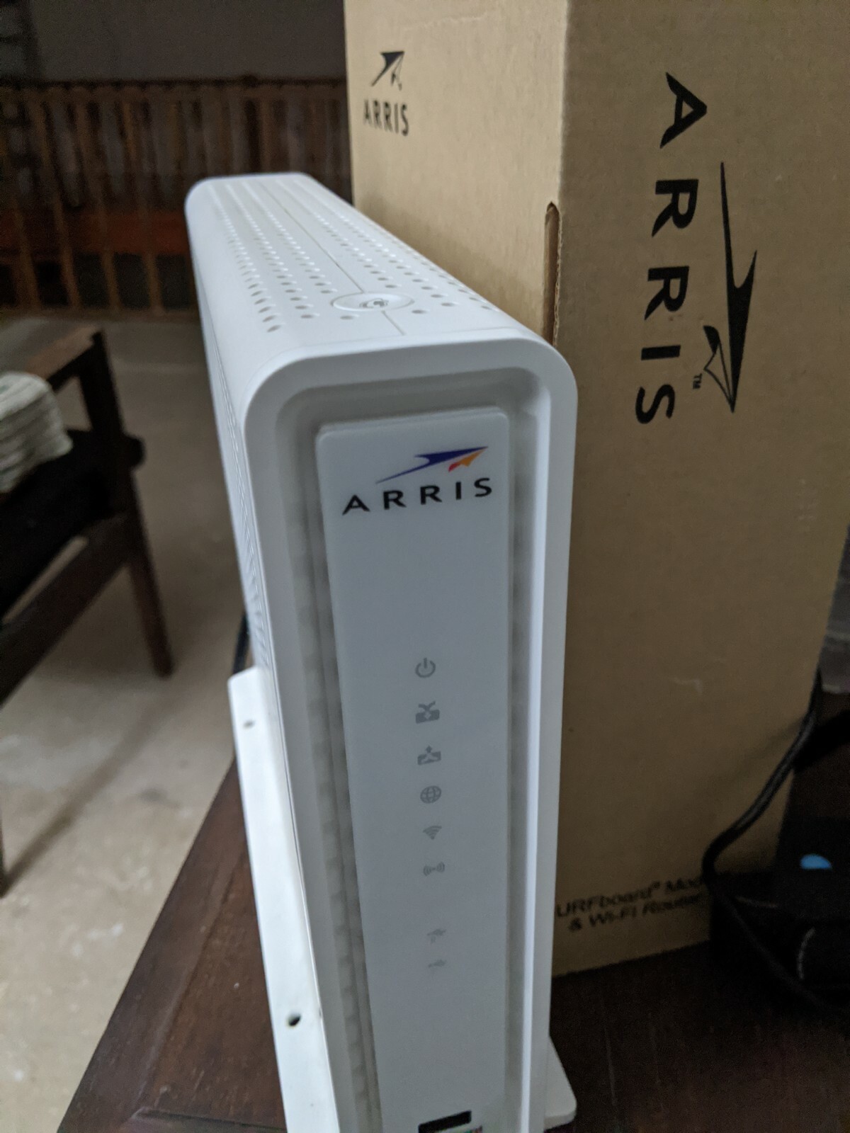 ARRIS SURFboard AC1900 Dual-Band Router with DOCSIS 3.0 Cable Modem – White