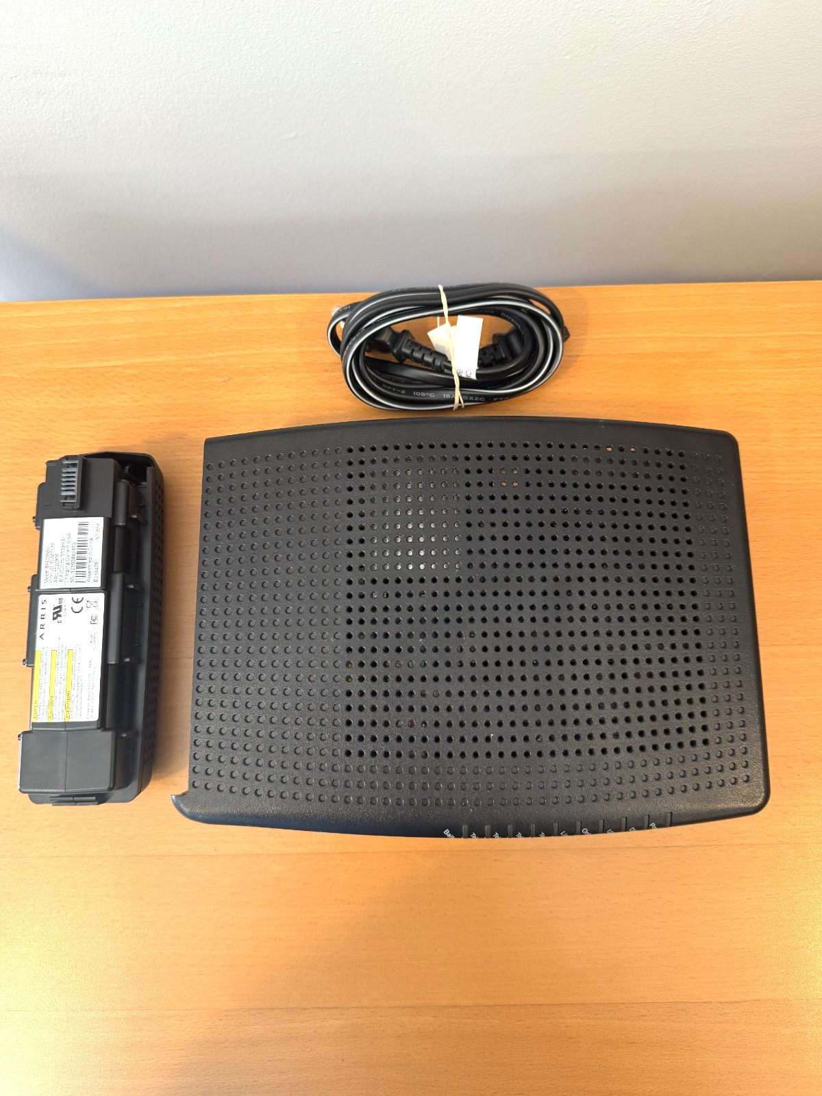 Arris TM804G Telephony Cable Modem + Power Adapter + Arris BPD066H Backup Batter