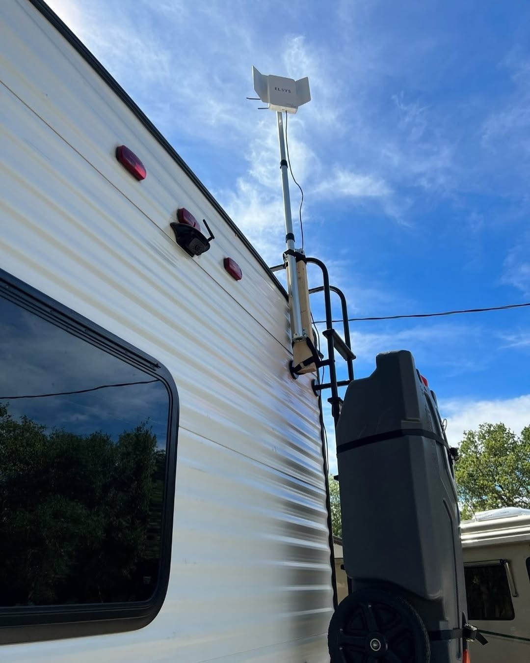ELSYS AMPLIMAX 4G LTE Portable FWA Modem: Built-in High-Gain Antenna & SIM Slot.