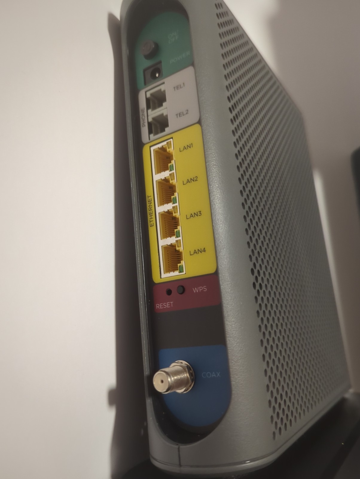 Motorola MT7711 Ultra Fast 24X8 Cable Modem Router + Voice AC1900