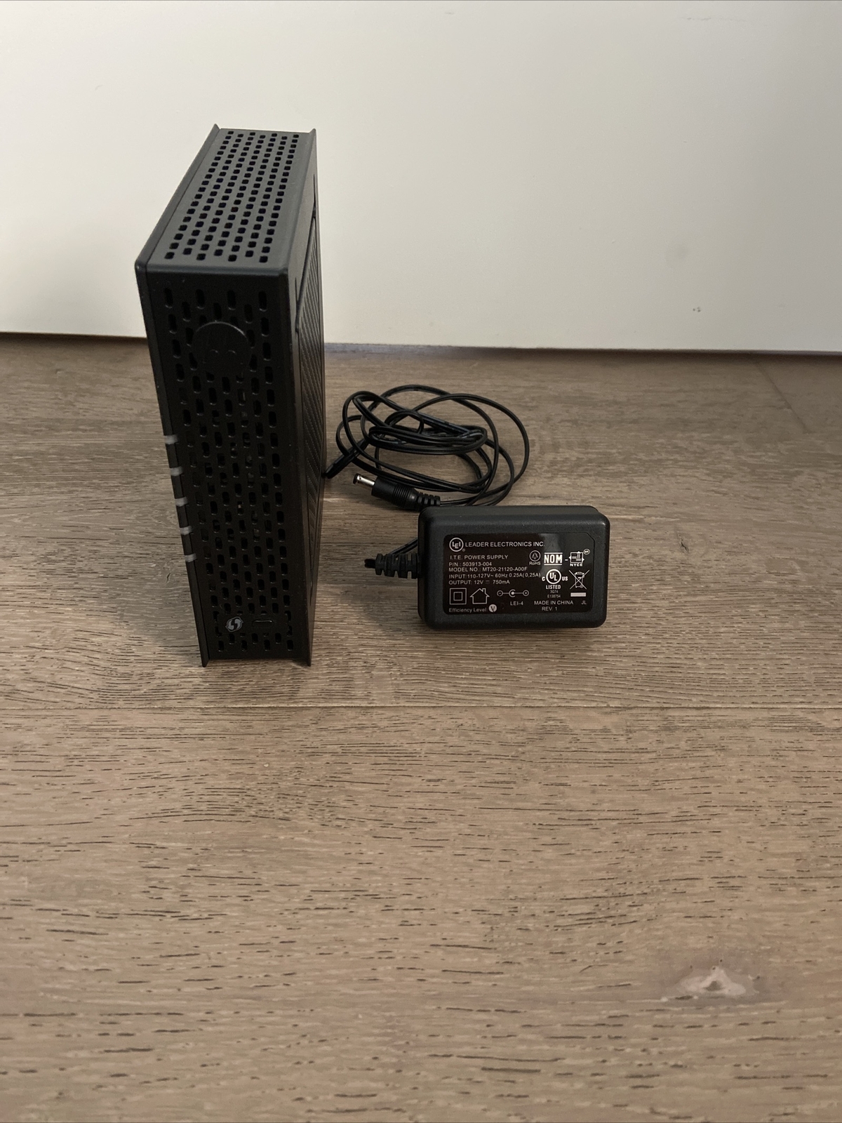 Motorola Surfboard SBG901 Wireless Cable Modem Gateway with Power Supply