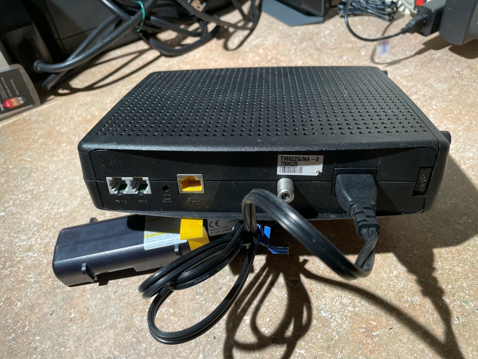 arris tm822g cable modem DOCSIS 3.0 8×4 (with a rechargable battery BPB044S)