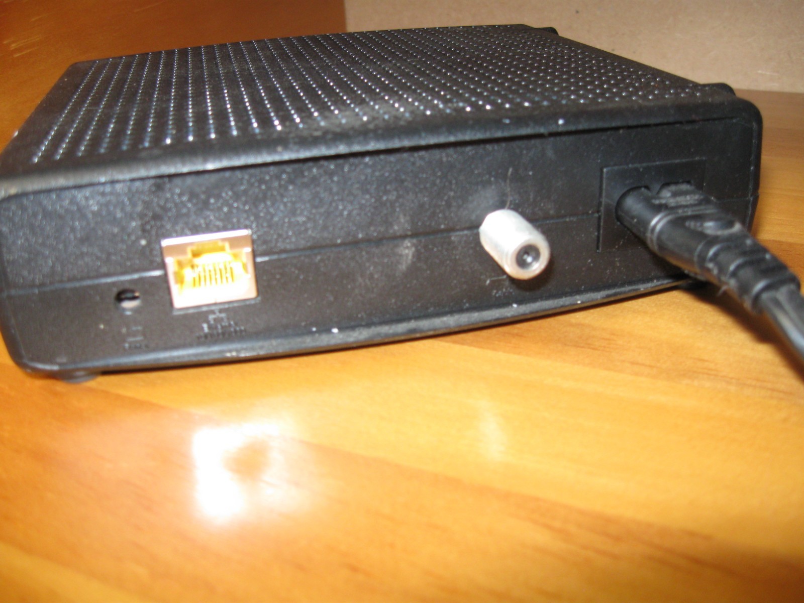 ARRIS Touchstone CM820A Cable Modem w/ Power Cord – Excellent Working Condition
