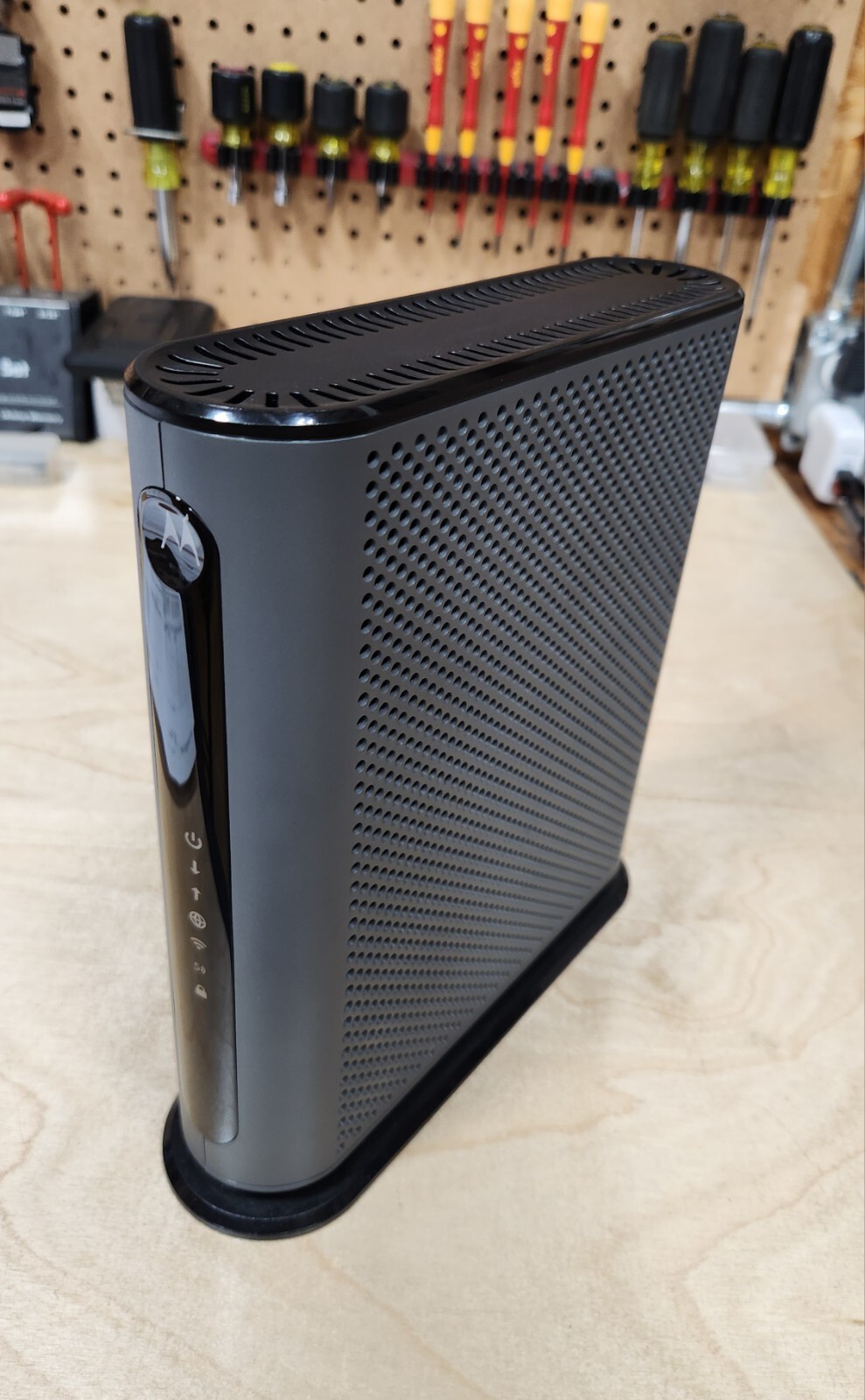 Motorola MG7550 16×4 686Mbbs DOCSIS 3.0 Cable Modem Plus AC1900 WiFi Router