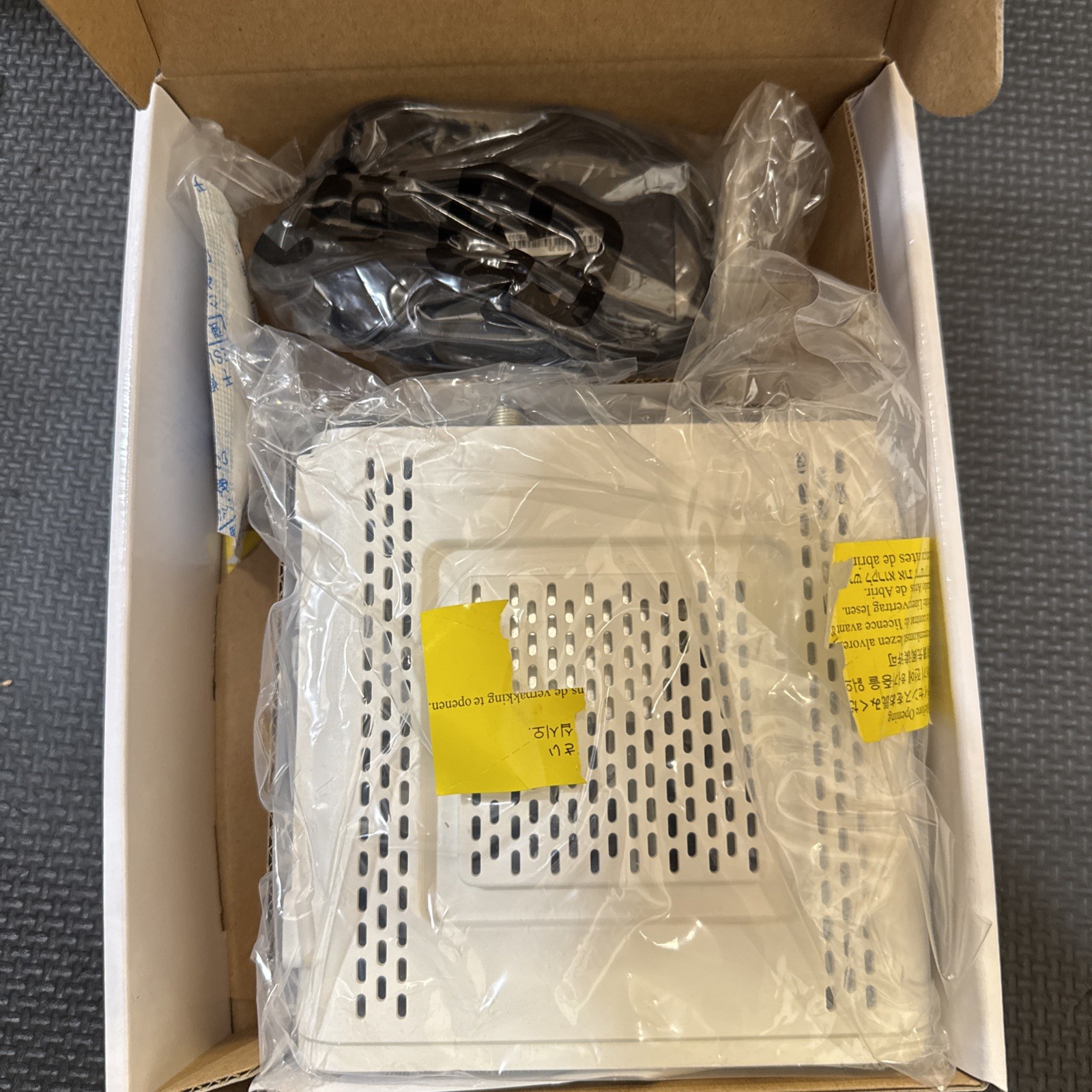 ARRIS SURFboard SB6190 DOCSIS 3.0 32 x 8 Gigabit Cable Modem IPv6