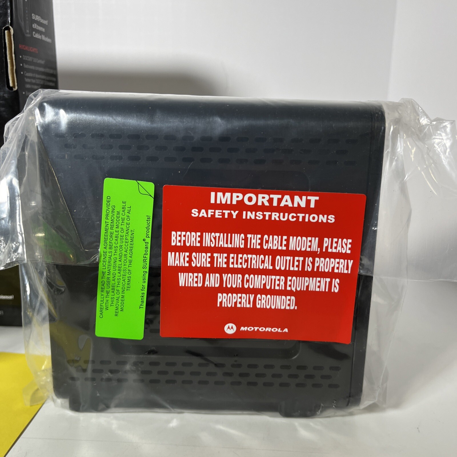 Motorola SURFboard SB6121 (575319-019-00) 199.68 Mbps Cable Modem Stream Game