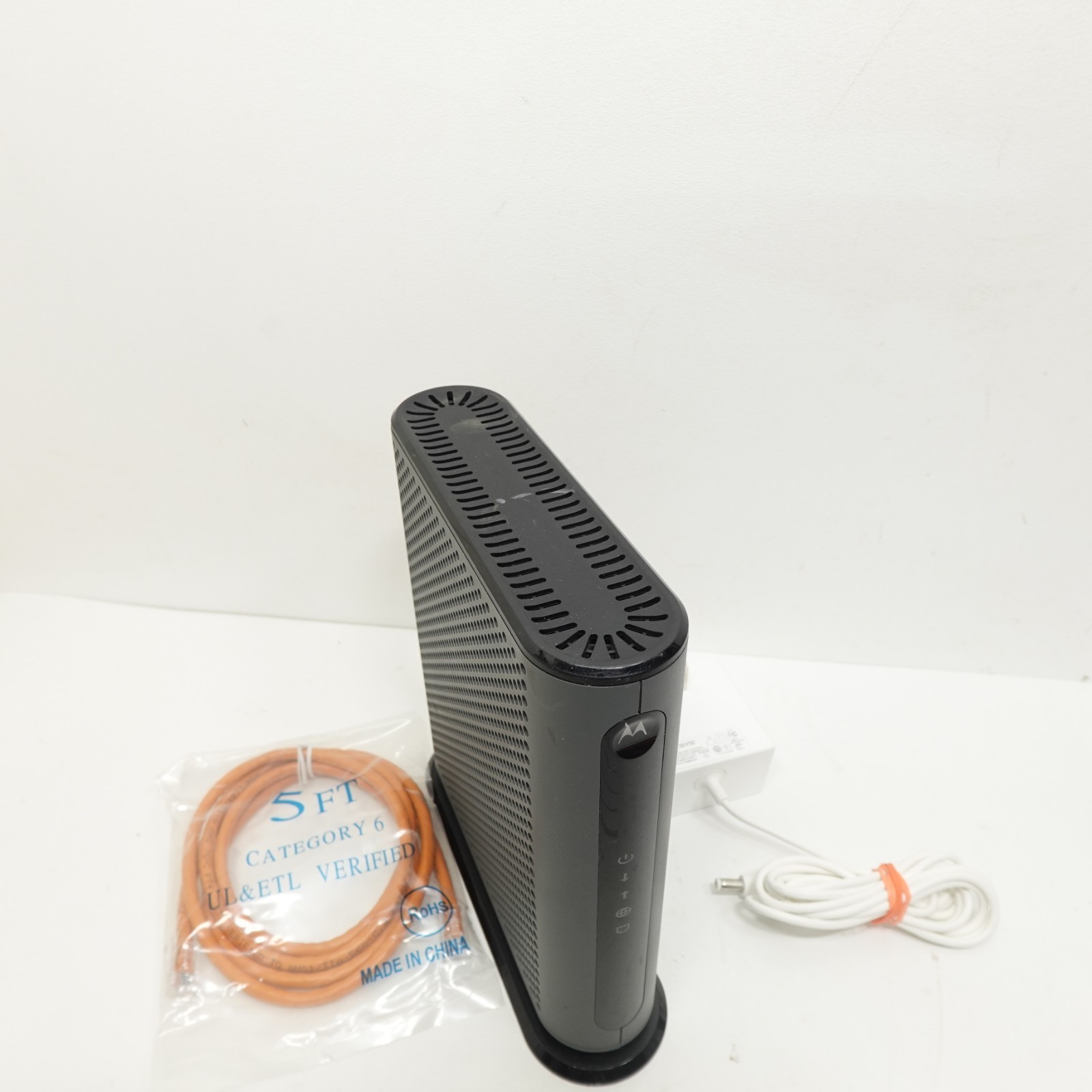 Motorola MB8600 DOCSIS 3.1 Cable Modem Gigabit Ethernet With Power Cord