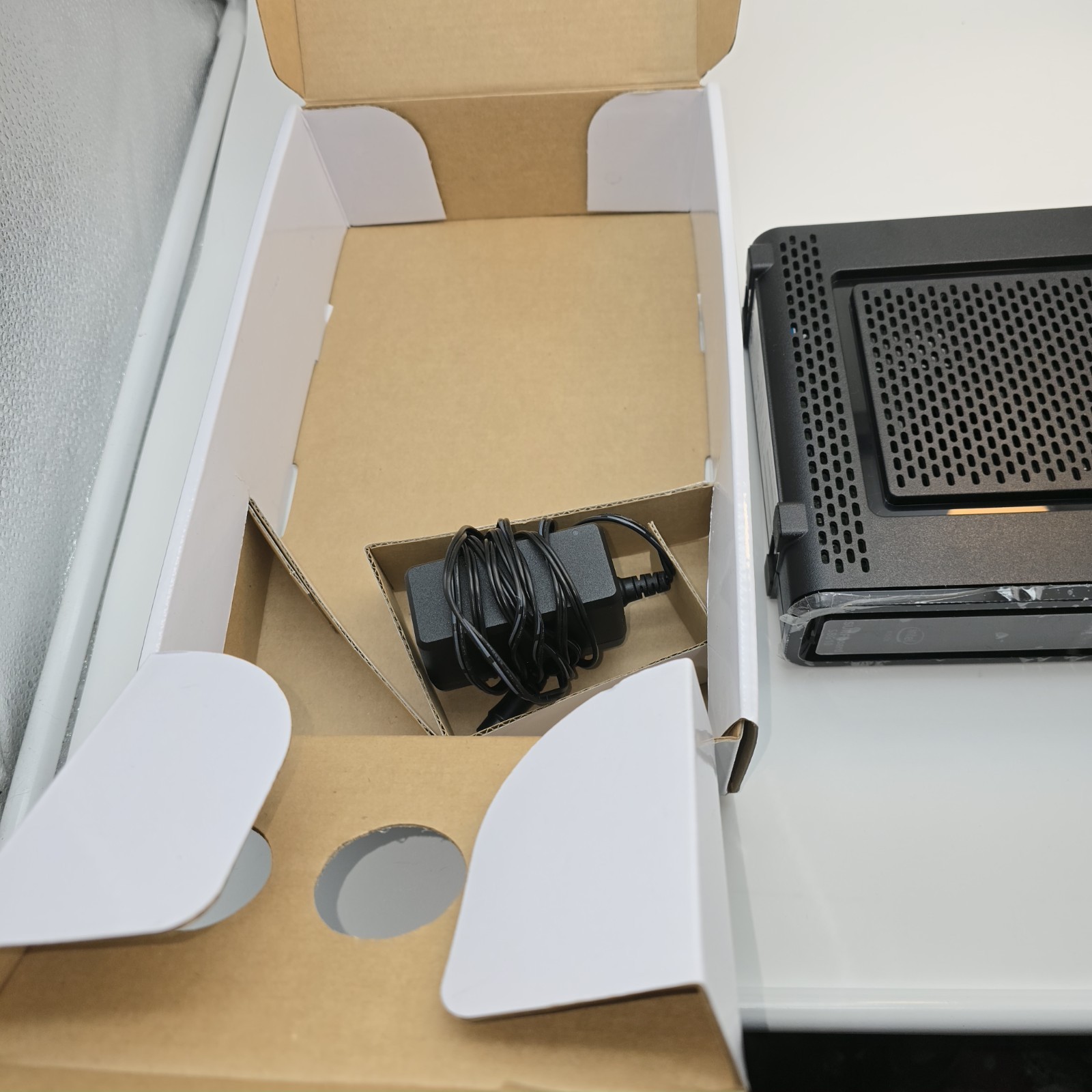 ARRIS SURFboard SBG10 DOCSIS3.0 16×4 Gigabit Cable Modem & Router AC1600Mbps