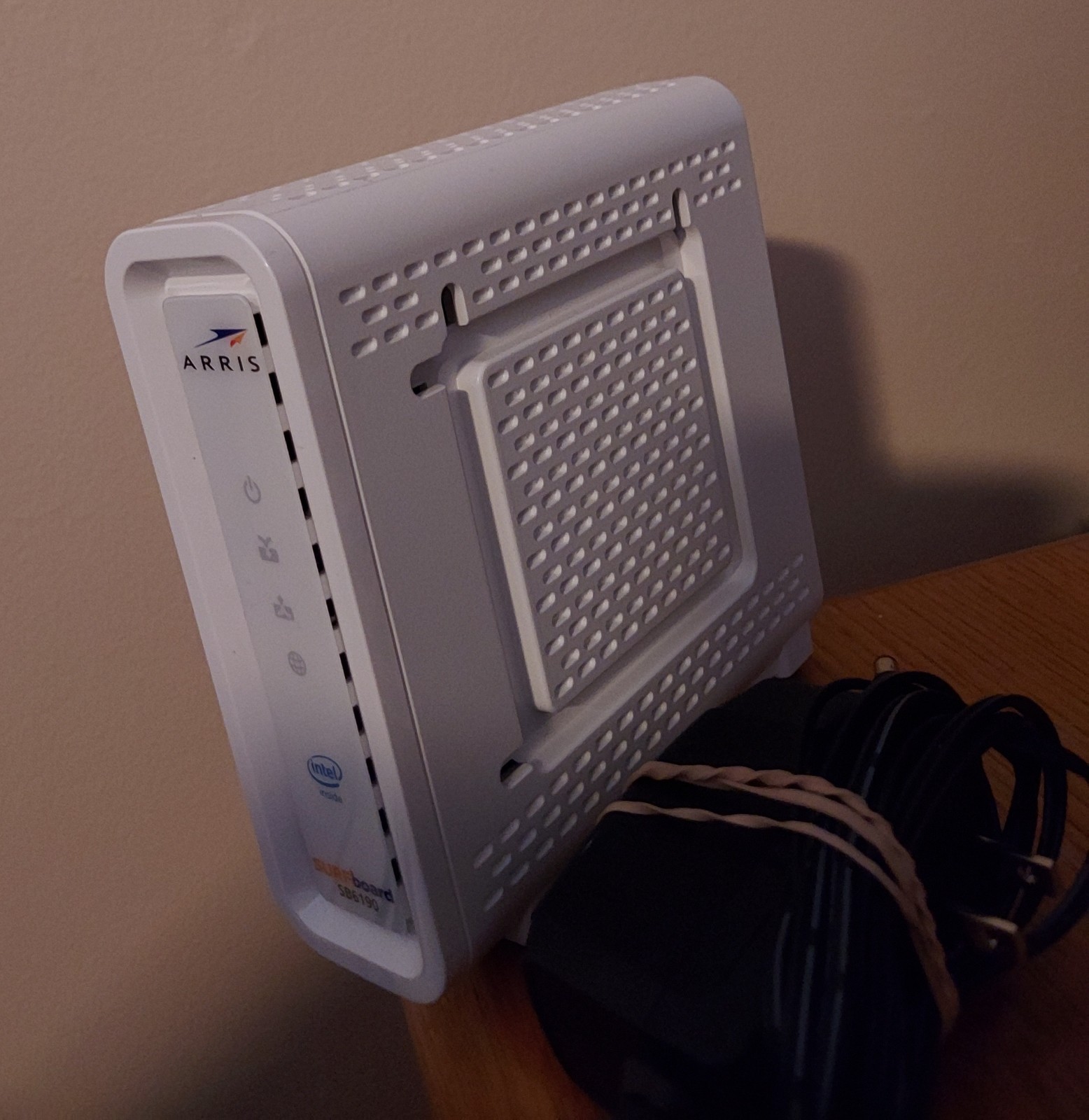 ARRIS Surfboard SB6190-RB DOCSIS 3.0 Cable Modem, White, refurbished