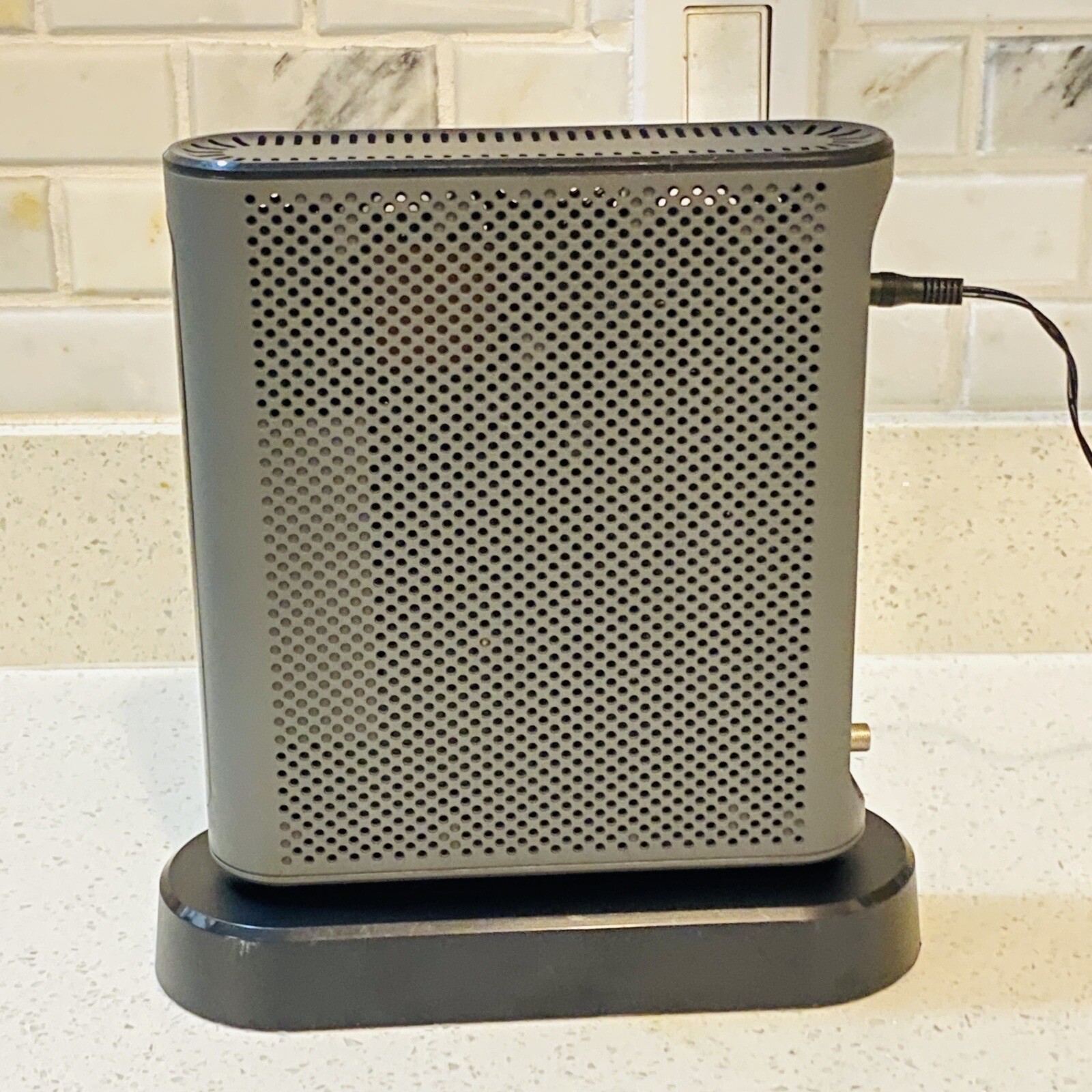 Motorola MT7711 24X8 Cable Modem and AC1900 Dual Band Wi-Fi Gigabit Router Works