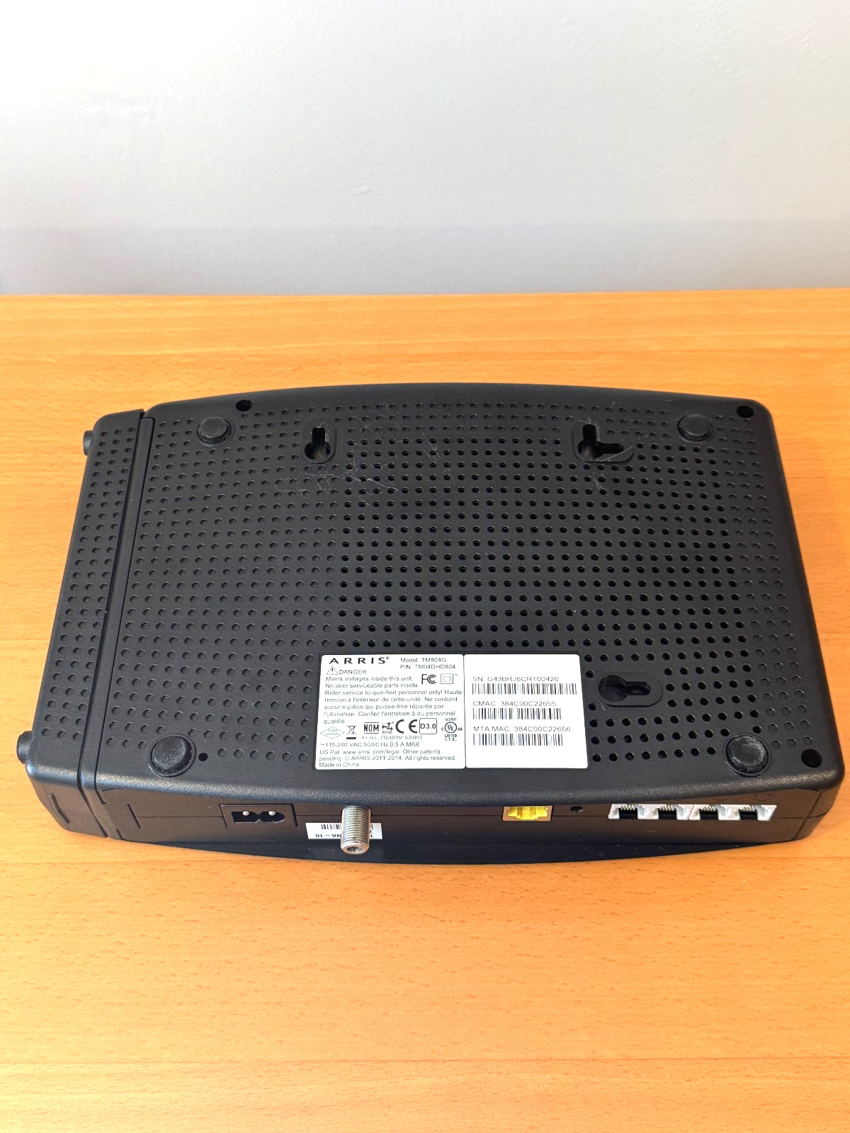 Arris TM804G Telephony Cable Modem + Power Adapter + Arris BPD066H Backup Batter