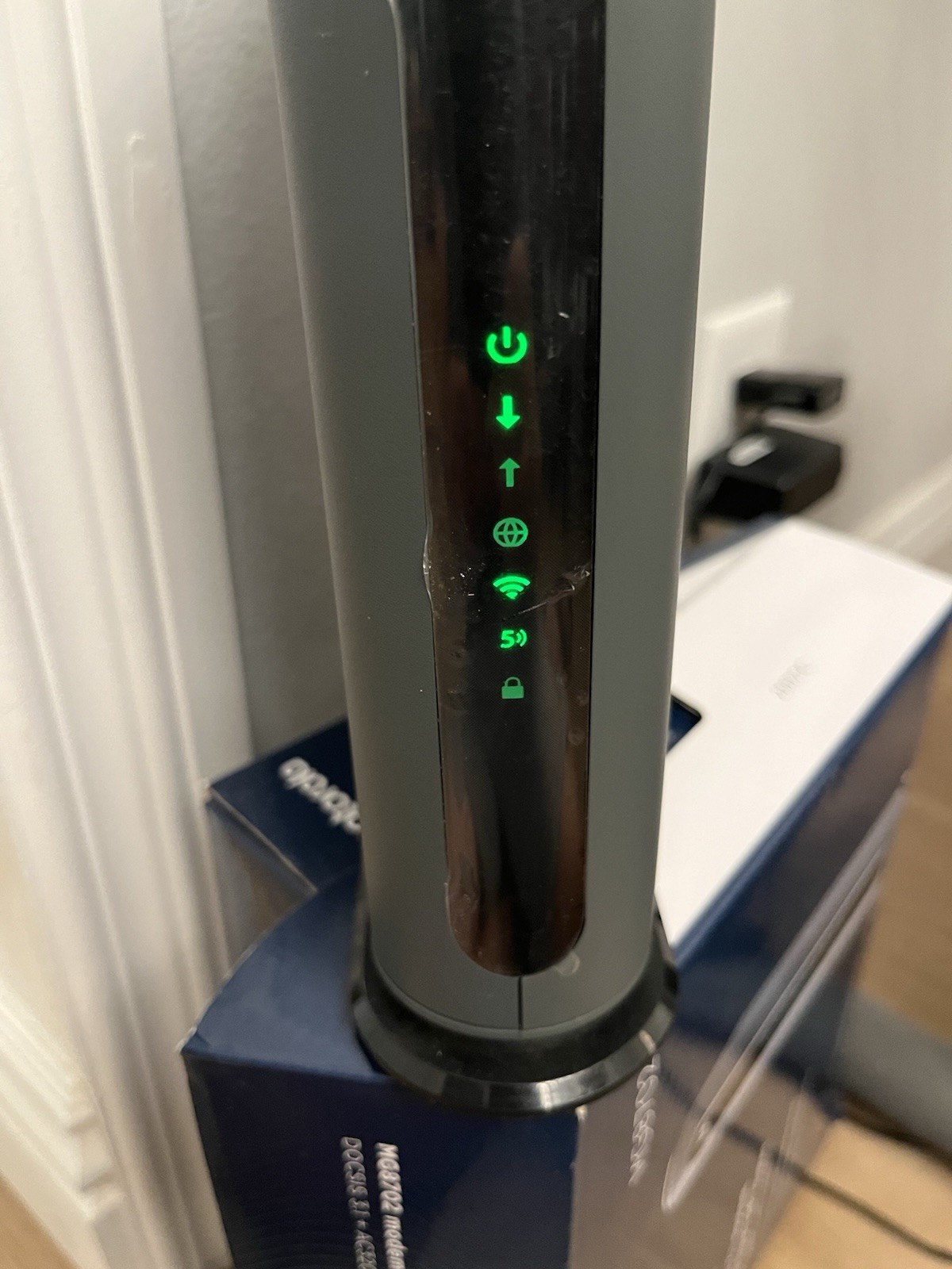 Motorola MG7550 16×4 686 Mbps High Speed ​​Cable Modem AC1900 WiFi Router N12