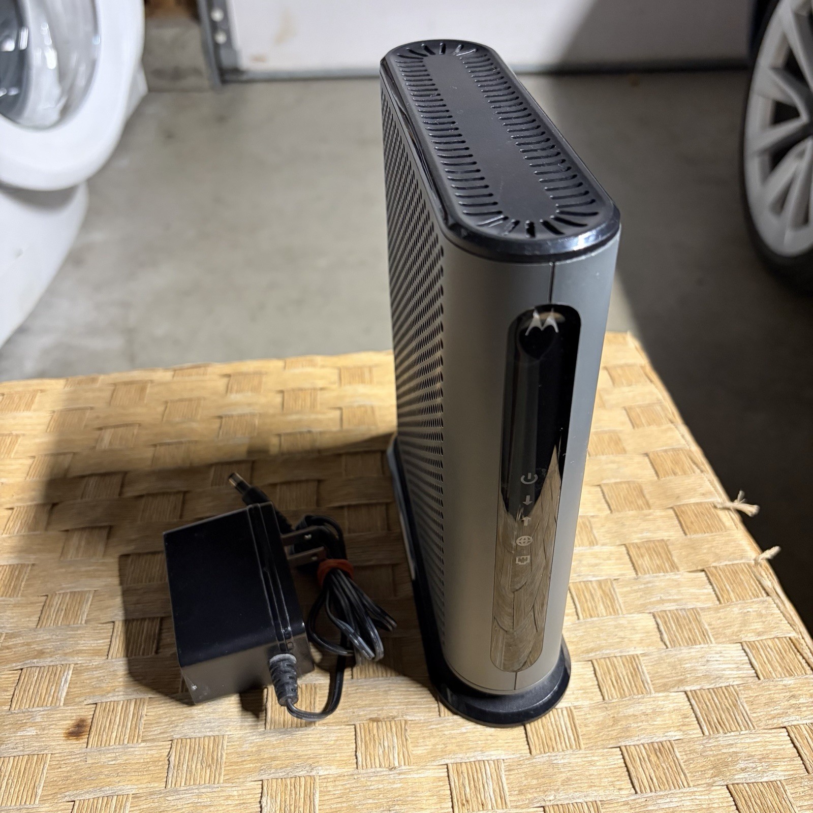 Motorola 24×8 DOCSIS 3.0 Cable Modem, Model: MB7621