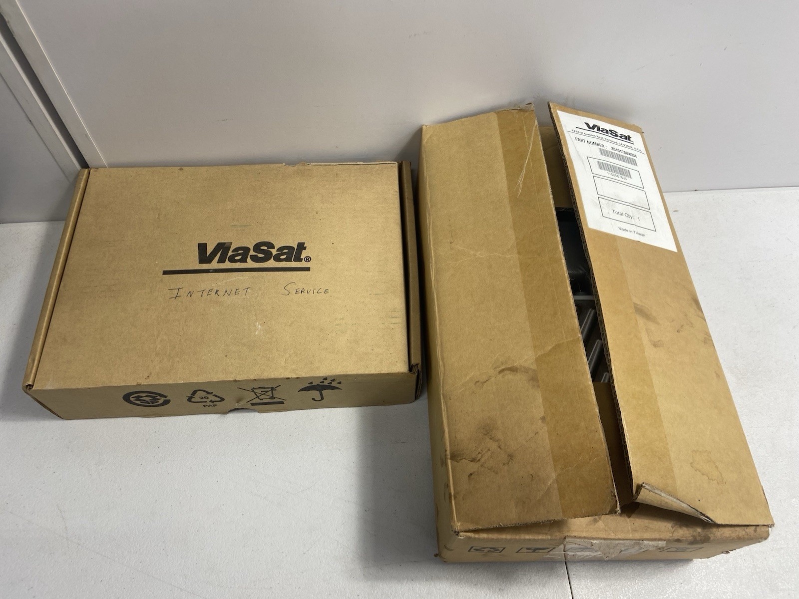 ViaSat RM4100 SurfBeam 2 Satellite Modem, Radio, Power Supply