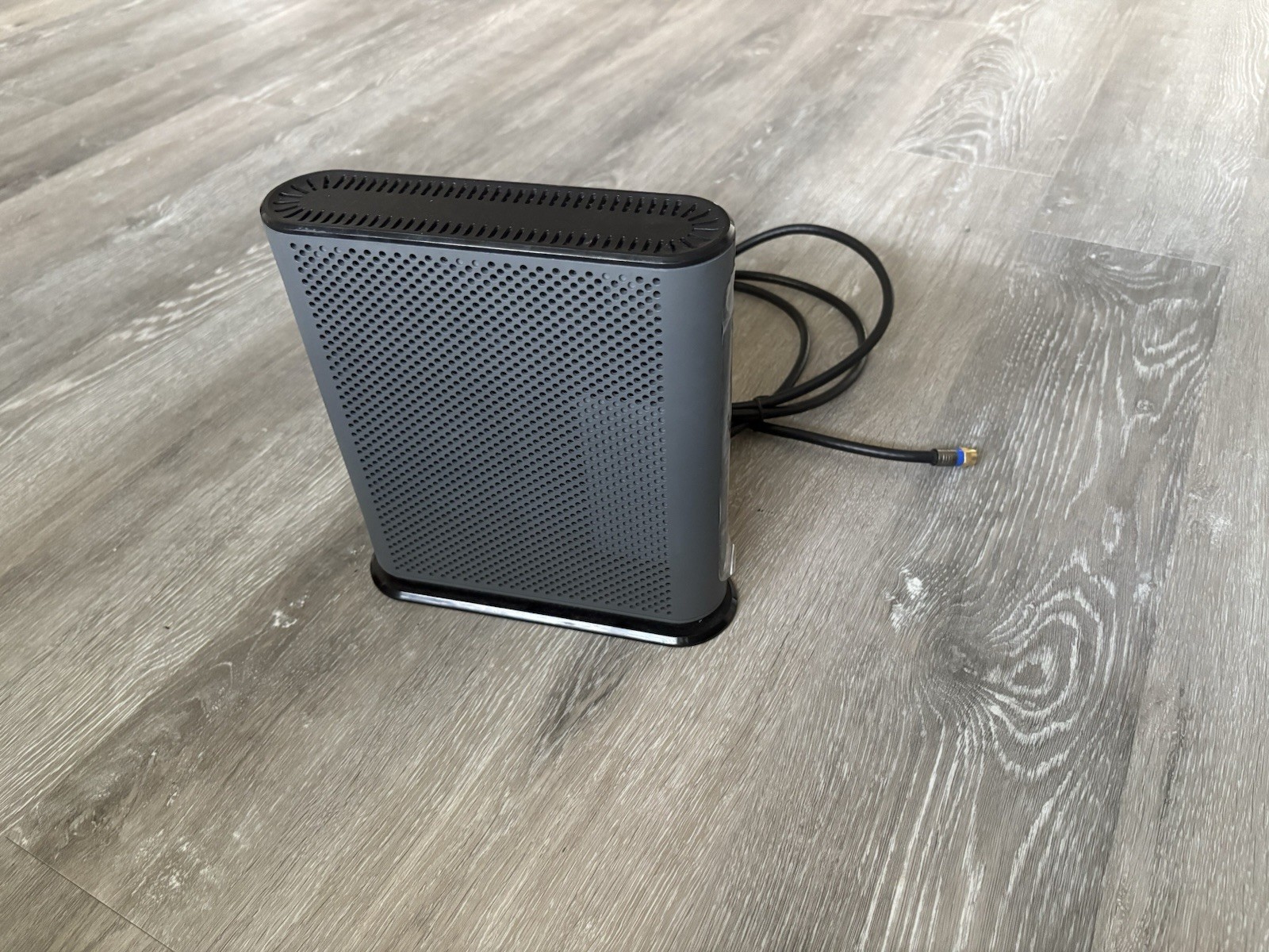 Motorola MG7315 8×4 343 Mbps DOCSIS 3.0 Cable Modem Plus N450 Wi-Fi Router