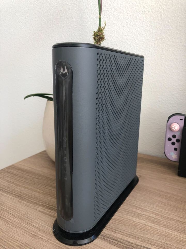Motorola MG7540-10 16×4 Cable Modem – Black