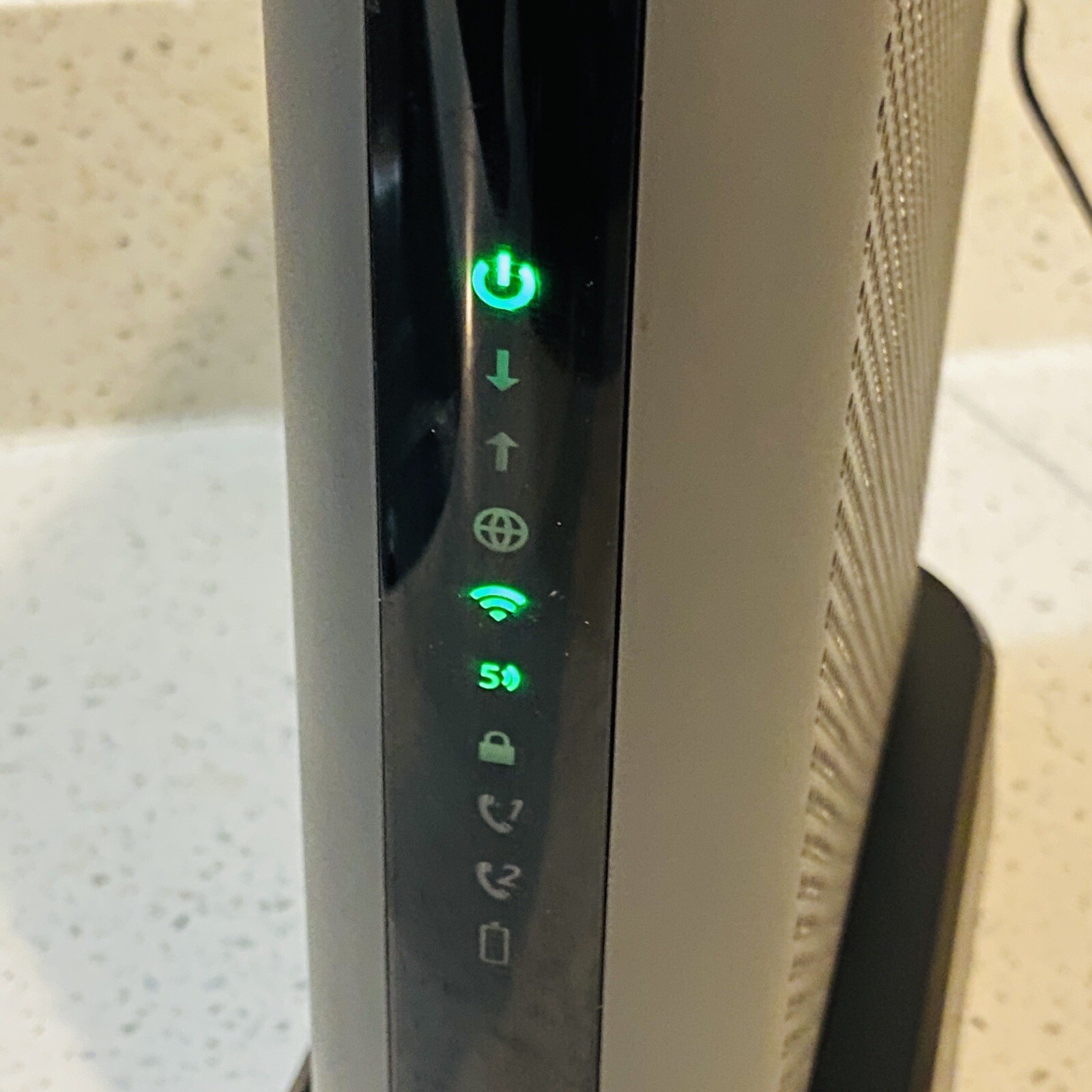 Motorola MT7711 24X8 Cable Modem and AC1900 Dual Band Wi-Fi Gigabit Router Works