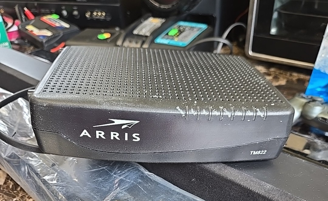 ARRIS Touchstone TM822G DOCSIS 3.0 VoIP Telephony Cable Modem Optimum w/ battery