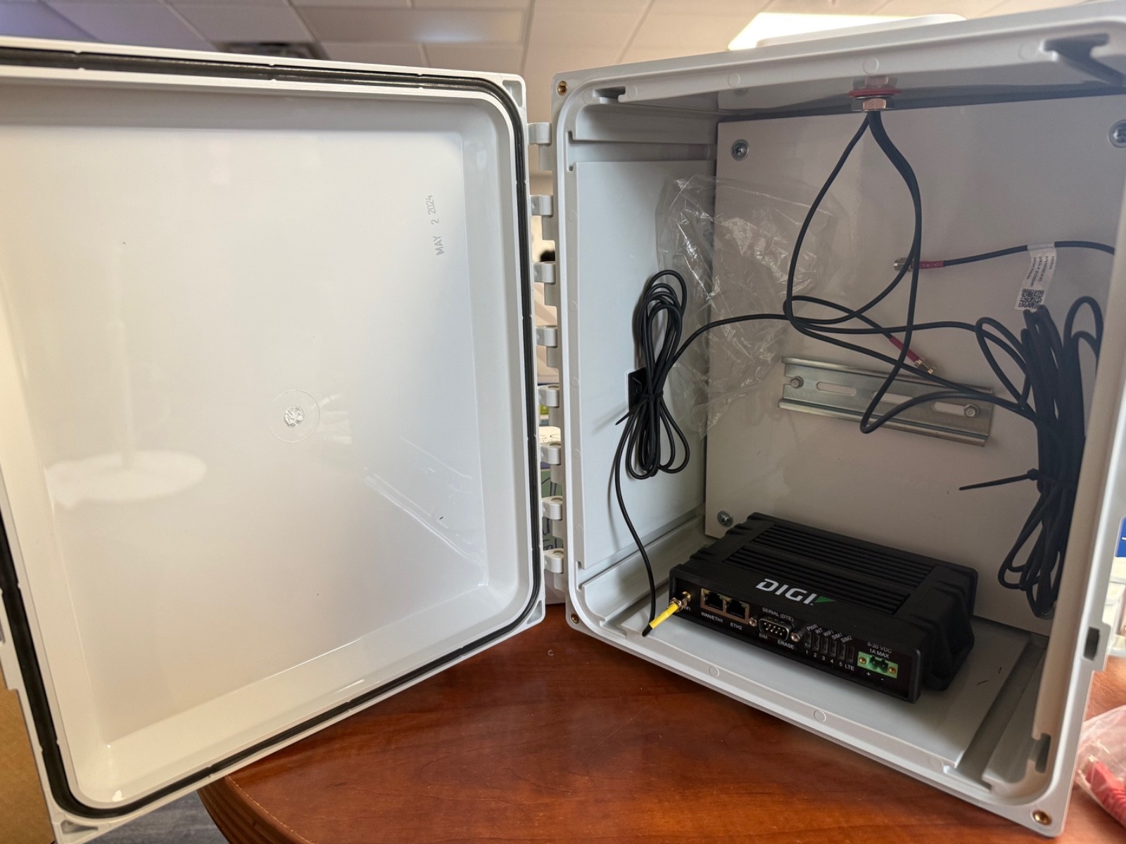 Digi IX20W LTE Industrial Cellular Modem Router w/ Weatherproof Enclosure Kit