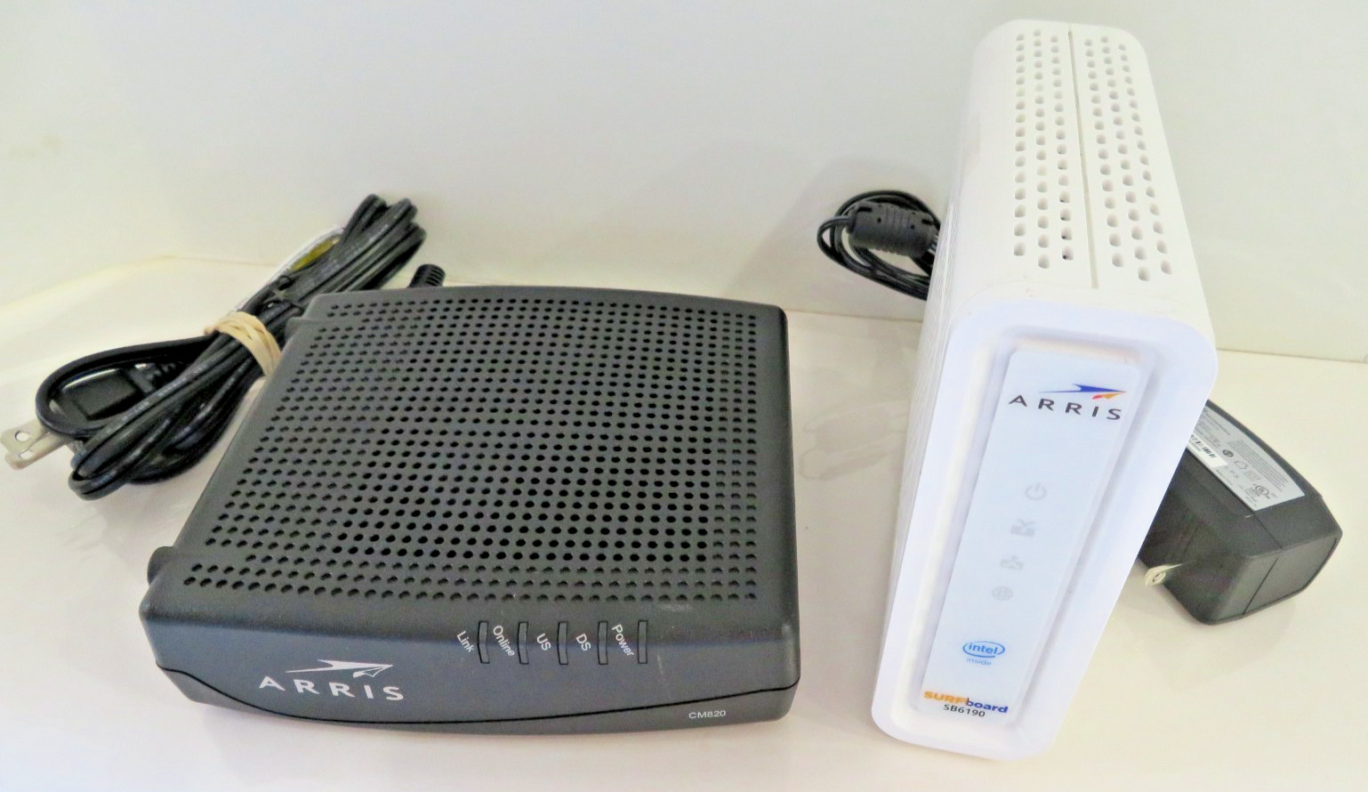 ARRIS CM820A Black & ARRIS SB6190 White Cable Modems Lot Of Two (2) Powered On