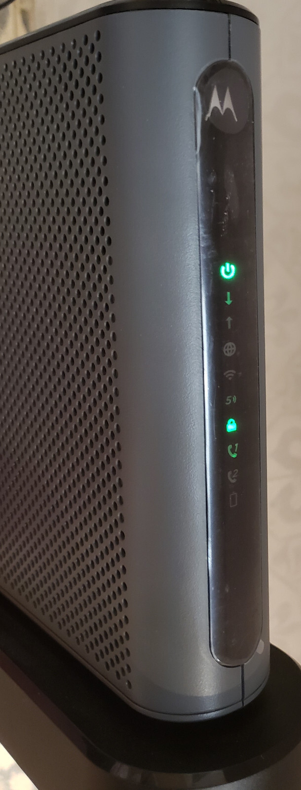 Motorola MT7711 24X8 Cable Modem and AC1900 Dual Band Wi-Fi Gigabit Router ONLY