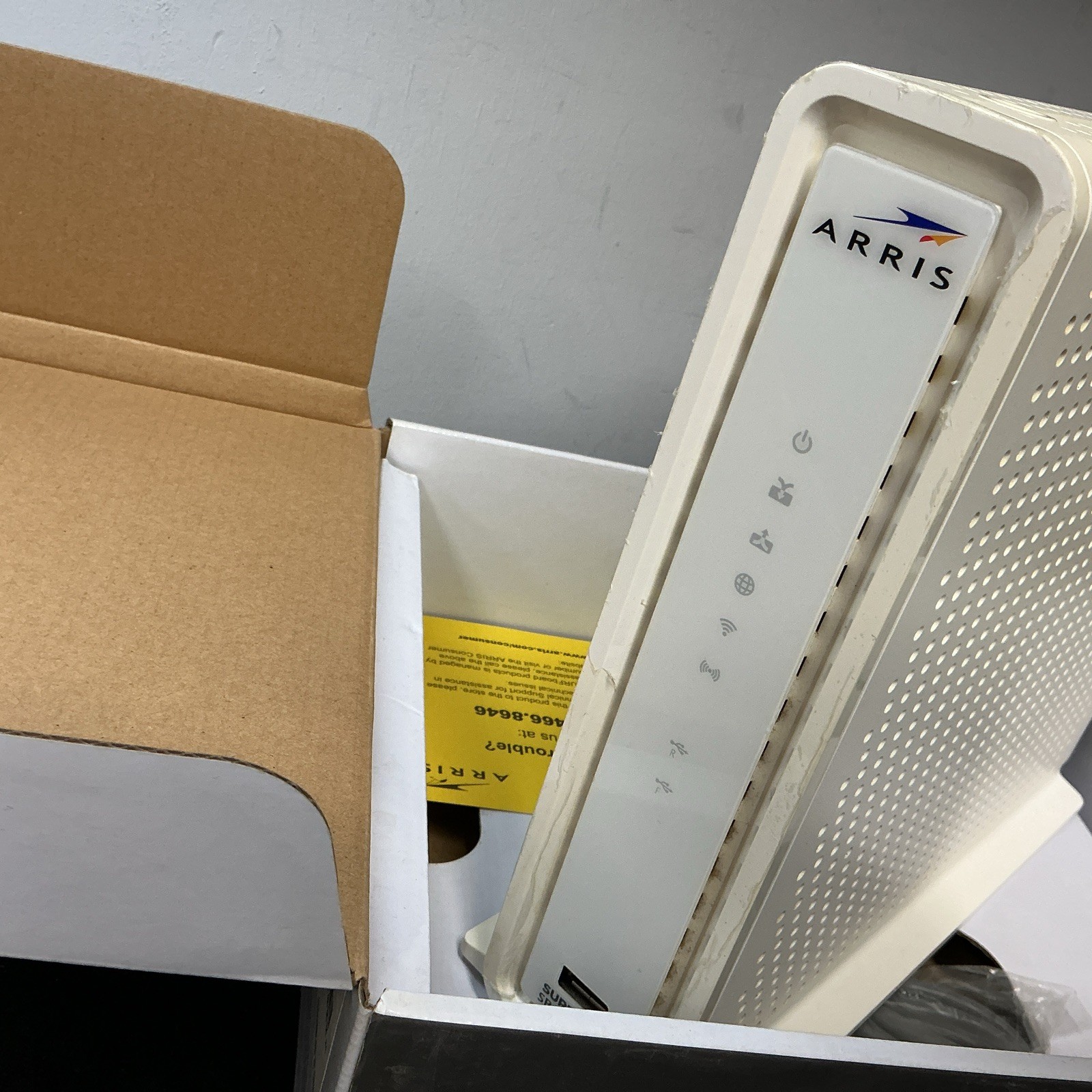 ARRIS SURFboard AC1900 Dual-Band Router with DOCSIS 3.0 Cable Modem – White