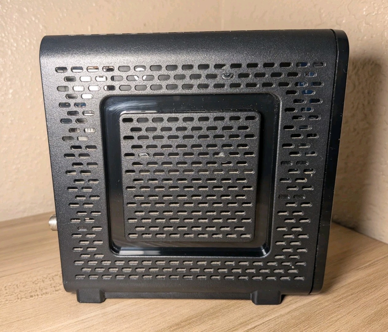 ARRIS Touchstone CM8200A DOCSIS 3.1 Ultra Fast Cable Modem Black No Power Adapte