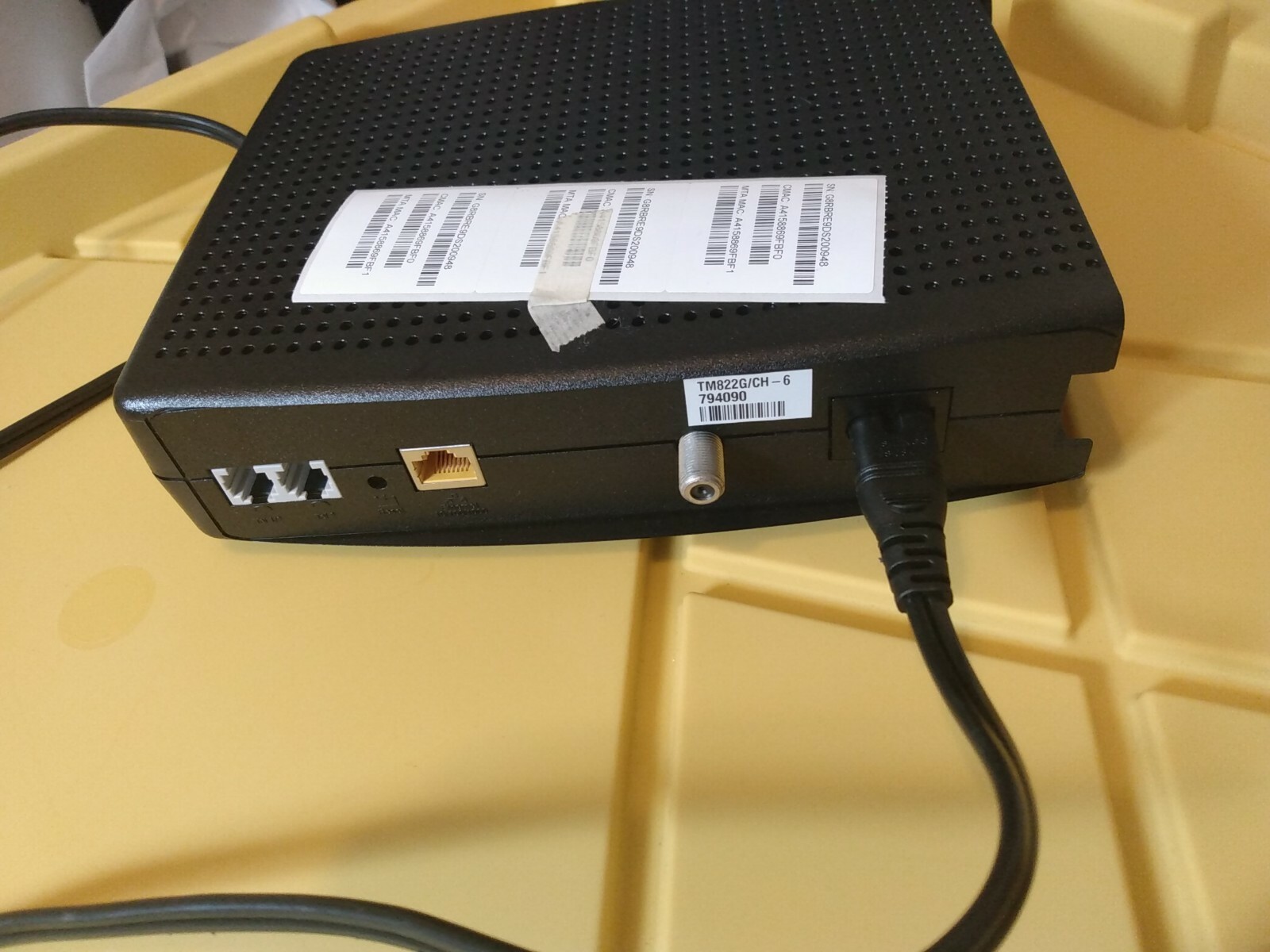 ARRIS Touchstone TM822G DOCSIS 3.0 8×4 Telephony Modem – Black