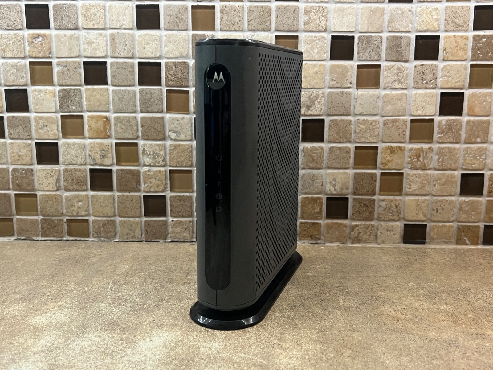 Motorola MB8611 DOCSIS 3.1 Cable Modem 2.5 Gbps Ethernet Port Black MB8611-30