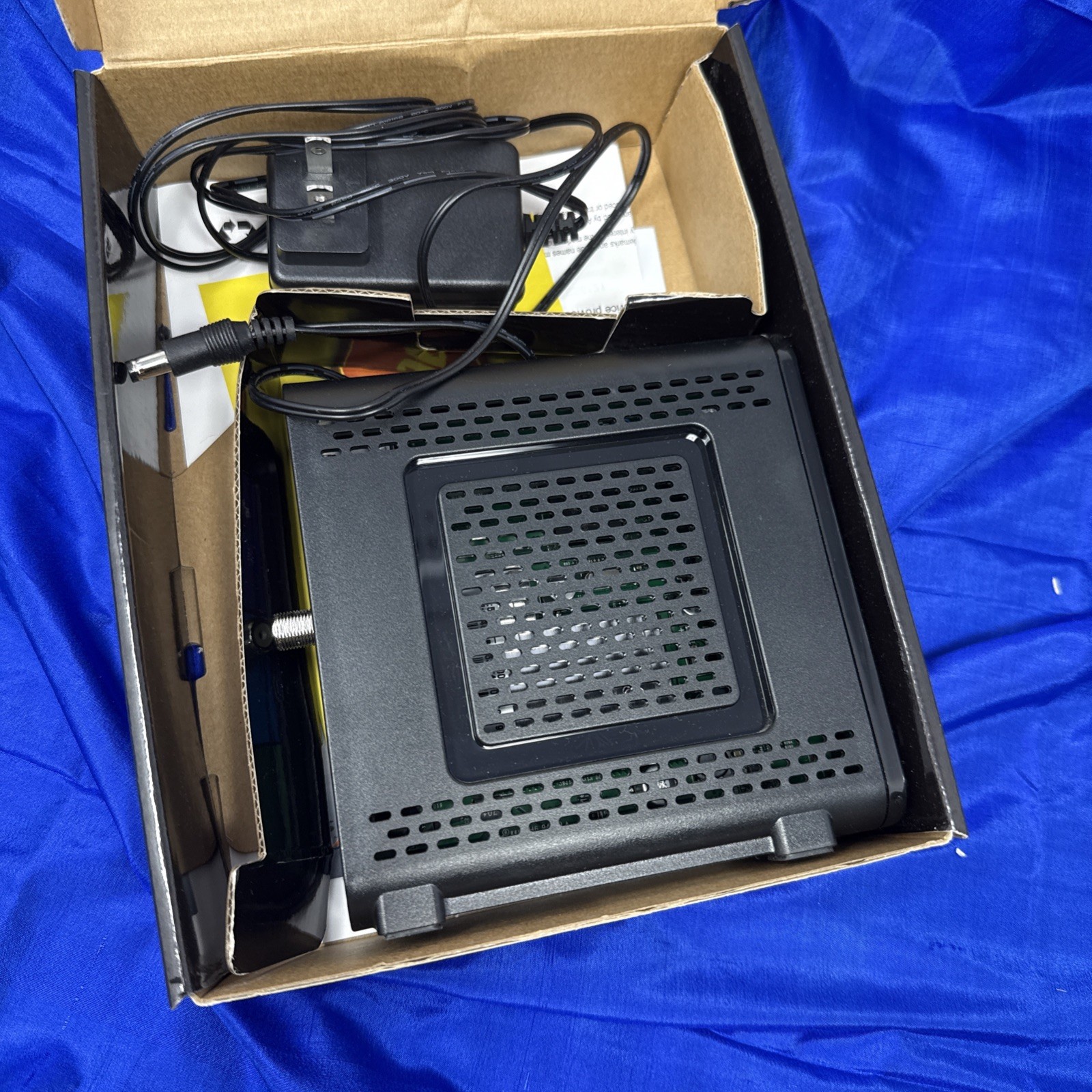 Motorola ARRIS SURFboard SB6121 4×4 DOCSIS 3.0 Cable Modem With Power Adapter