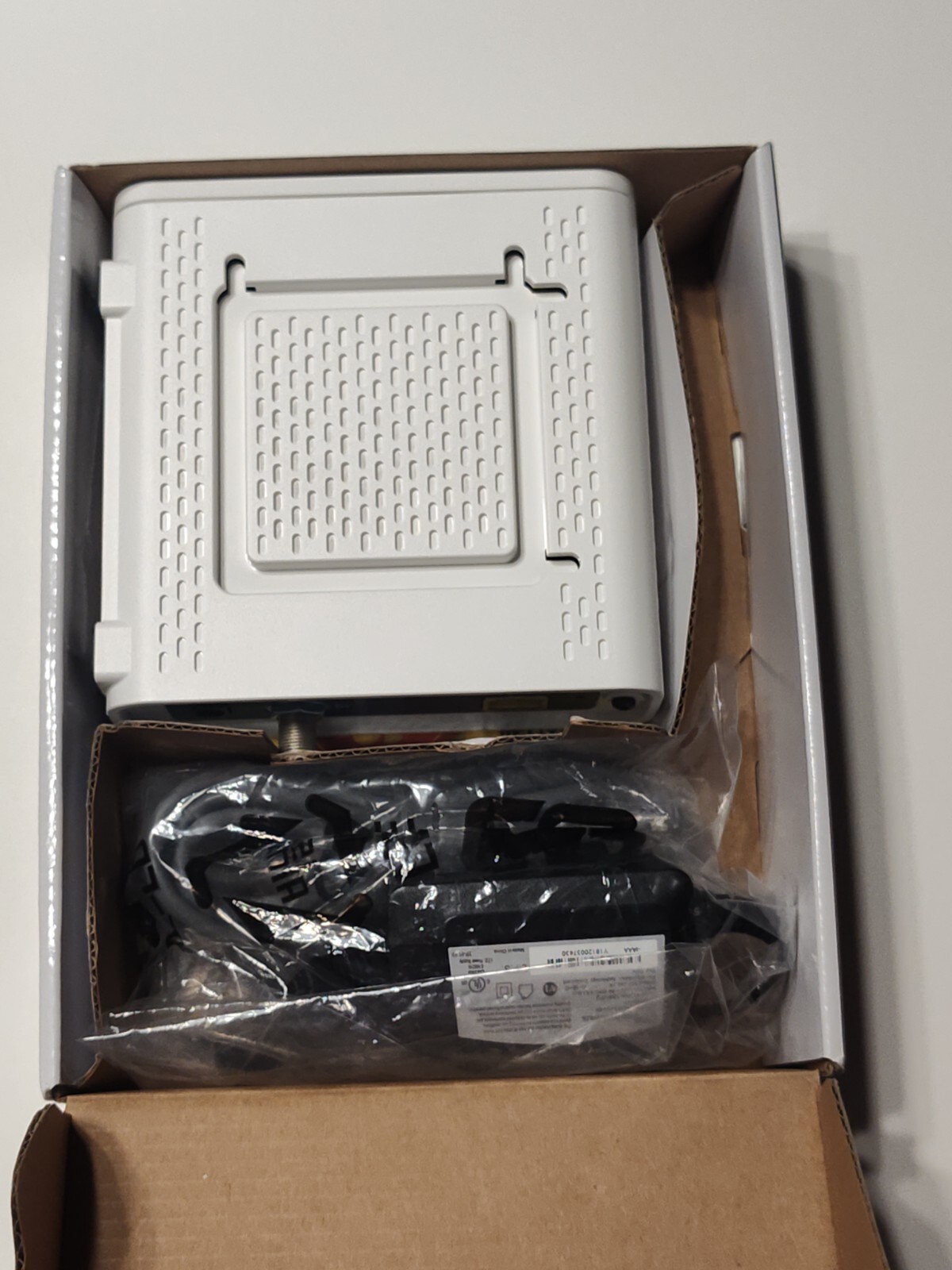 ARRIS SURFboard SB6190 DOCSIS 3.0 32 x 8 Gigabit Cable Modem 1 Gbps White.
