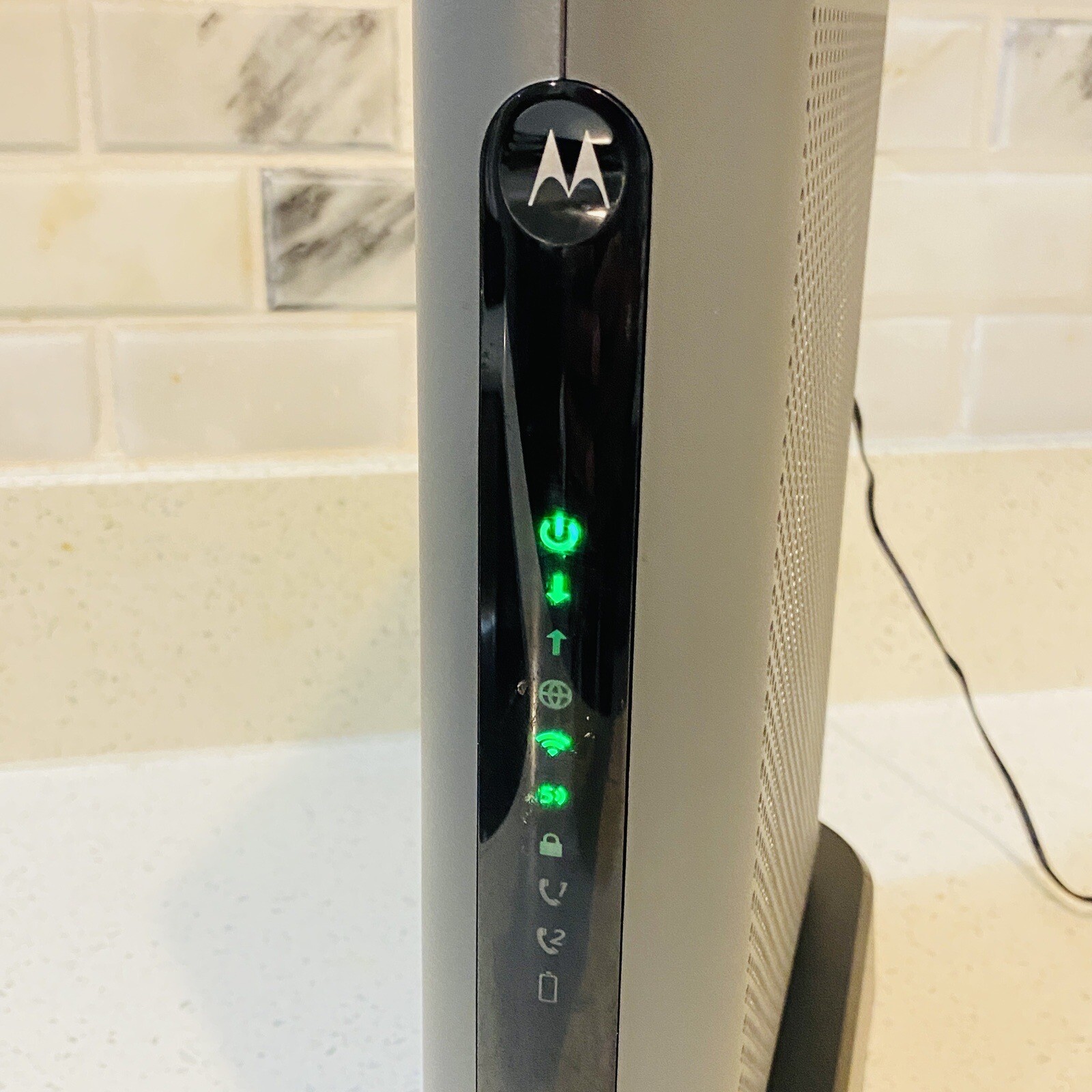 Motorola MT7711 24X8 Cable Modem and AC1900 Dual Band Wi-Fi Gigabit Router Works