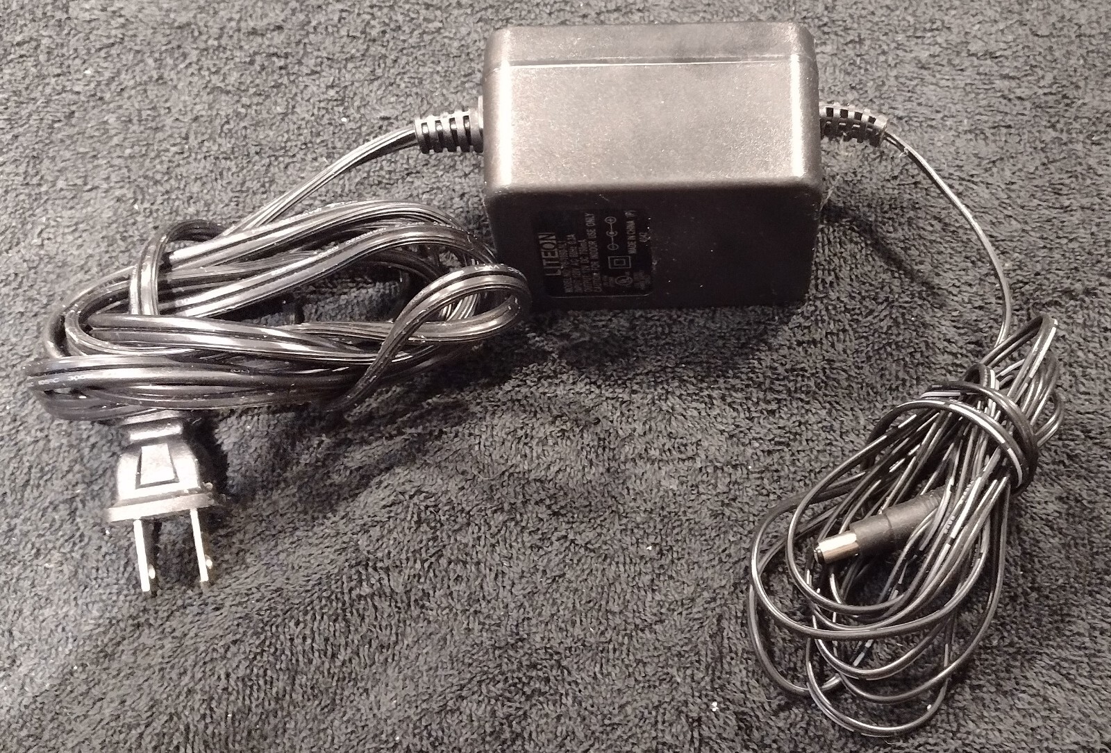 Motorola Surfboard Model SB5100 Cable Modem. Power Converter Included.