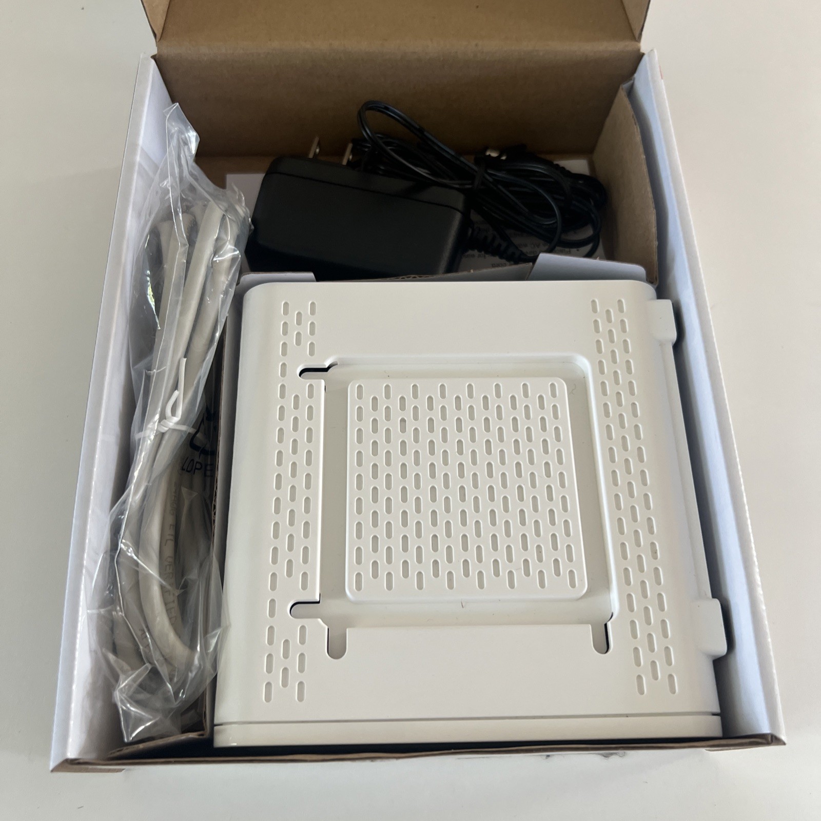 ARRIS SB6190 White Surfboard Cable Modem DOCSIS 3.0