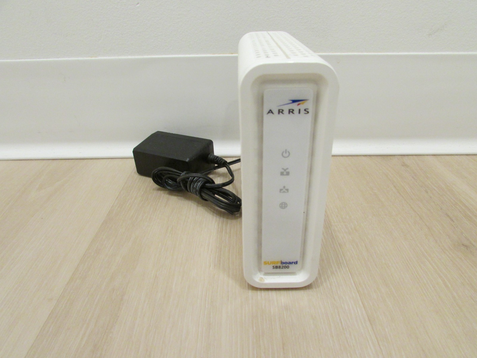 ARRIS SURFboard SB8200 DOCSIS 3.1 Cable Modem 32×8 Gig-Speed Ethernet White